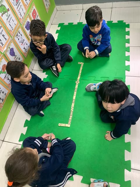Alunos participando de uma atividade coletiva