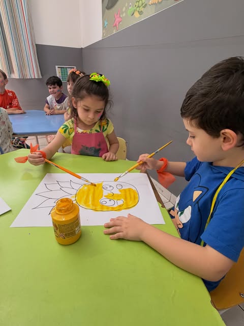 Crianças realizando uma atividade de pintura