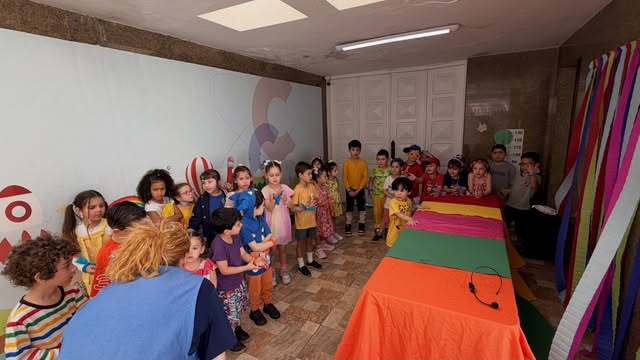Crianças participando de um projeto cultural